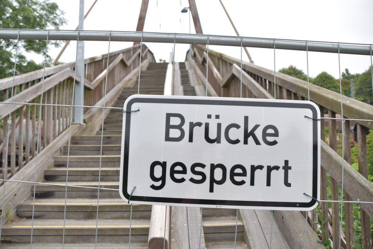 Dass der Bauhof die Brücke am ESV-Heim in Nordenham mit Bauzäunen und Schildern gesperrt hatte, hielt einige nicht davon ab, trotzdem drüber zu laufen.