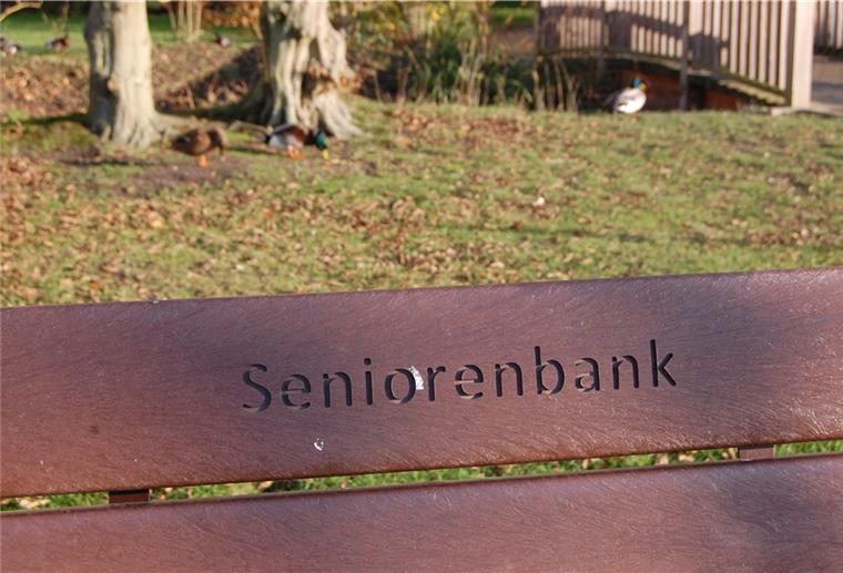 Ein Treffpunkt für Jung und Alt Dass der Platz für alle Generationen gedacht ist, macht die Gravur auf dieser Sitzbank deutlich.