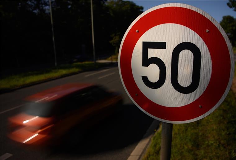 Cuxhaven: Unbekannte stehlen gleich zwei Ortseingangsschilder Ein Verkehrsschild mit der Geschwindigkeitsbegrenzung 50 km/h