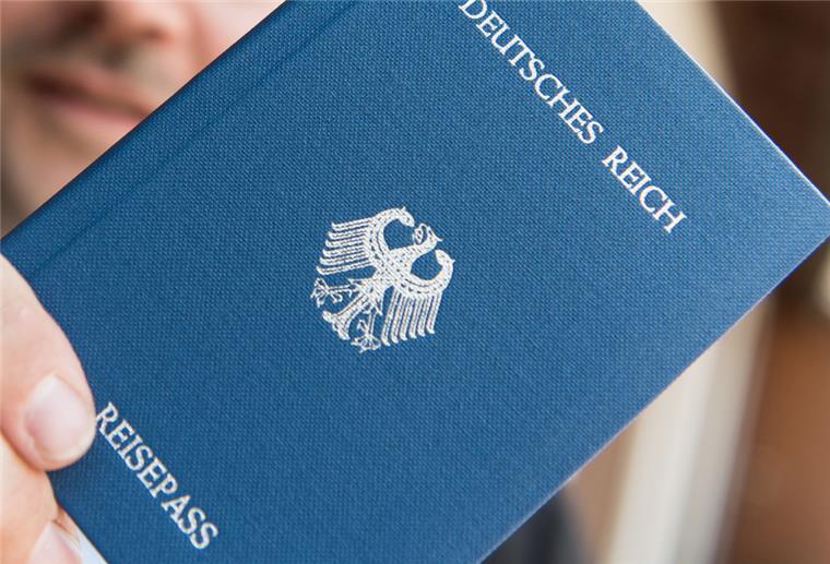  Ein Mann hält am 06.06.2016 in Rheinfelden (Baden-Württemberg) ein Heft mit dem Aufdruck «Deutsches Reich Reisepass» in der Hand. 