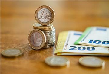 Mehrere Euromünzen und -Scheine liegen auf einem Tisch. Bei der geplanten Stromsteuer-Entlastung wurde nun ein neues Versprechen verkündet. 