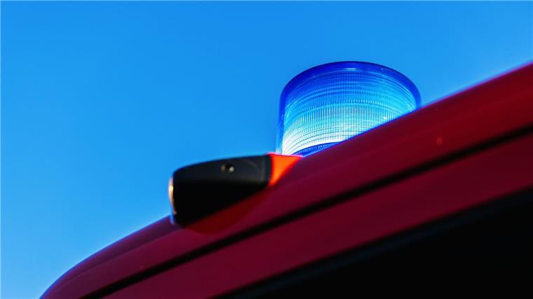 Überholen von Traktor misslingt: Biker in Lebensgefahr Dass er an einer Fahrzeugreihe hinter einem langsamen Traktor vorbeiziehen wollte, brachte einen Motorradfahrer in Lebensgefahr. (Symbolbild)