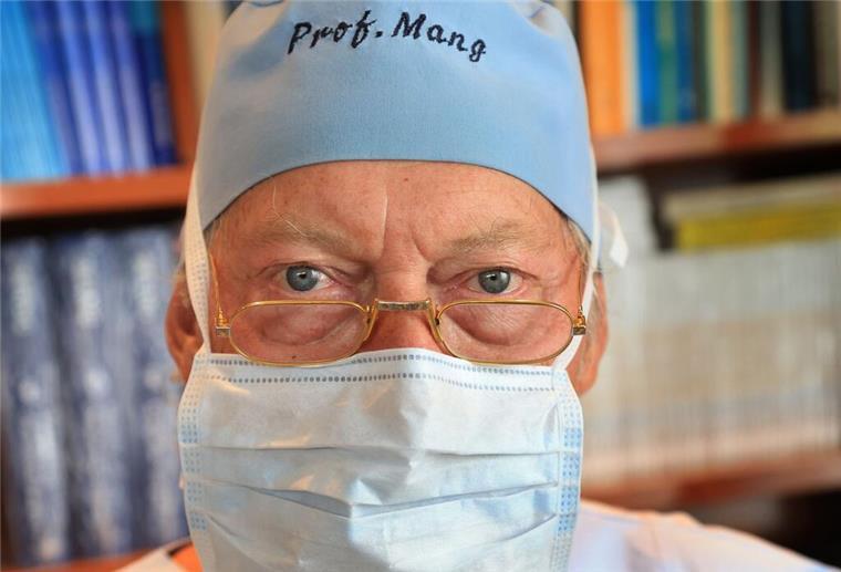 „Schönheitspapst“ Mang denkt mit 75 nicht ans Aufhören Dass er mit 75 Skalpell und Spritze niederlegen könnte, hält Werner Mang aber für ausgeschlossen.