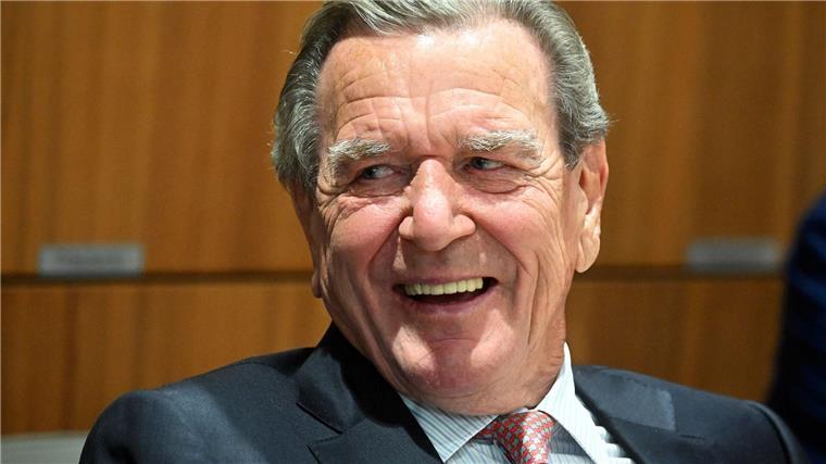 Ex-Kanzler Schröder findet Nord Stream 2 immer noch richtig Dass Ex-Kanzler Gerhard Schröder bei der Wahl des neuen niedersächsischen Ministerpräsidenten Olaf Lies im Landtag in Hannover dabei war, ist in Schwerin nicht verborgen geblieben. Beim Untersuchungsausschuss rund um die Erdgasleitung Nord Stream 2 ließ er sich zweimal wegen einer langwierigen Krankheit entschuldigen.