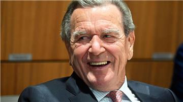 Dass Ex-Kanzler Gerhard Schröder bei der Wahl des neuen niedersächsischen Ministerpräsidenten Olaf Lies im Landtag in Hannover dabei war, ist in Schwerin nicht verborgen geblieben. Beim Untersuchungsausschuss rund um die Erdgasleitung Nord Stream 2 ließ er sich zweimal wegen einer langwierigen Krankheit entschuldigen.