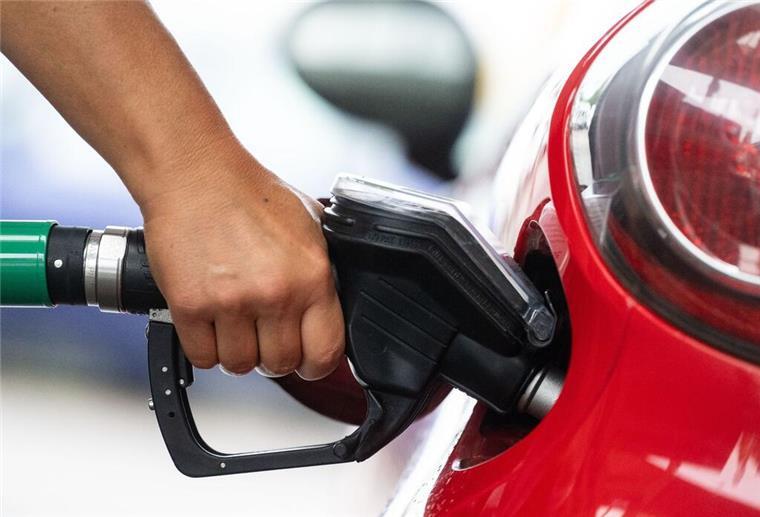 Tanken an der Autobahn vs. Tanken im Umland: So krass ist der Unterschied wirklich Ein Mann tankt an einer Tankstelle Benzin. An einer Autobahntankstelle ist der Preis für Sprit deutlich höher.