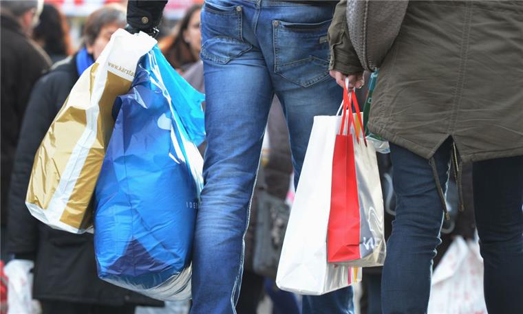 Verkaufsoffener Sonntag gleich zu Jahresbeginn Dass viele Menschen ihre Einkaufstaschen füllen,m hoffen die Händler am verkaufsoffenen Sonntag, Foto Kraufmann