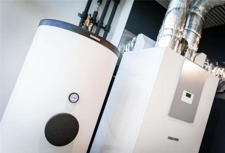 Funktioniert die Wärmepumpe nur mit Fußbodenheizung? Wärmepumpen sind in einem Heizungsraum zu sehen.