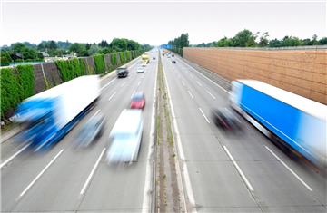 Dauerbeschallung durch Straßenlärm kann sich negativ auf das Hörvermögen auswirken. Deshalb ist es wichtig, dass sich das Innenohr von der Lautstärke erholen kann, dafür sind Ruhezeiten erforderlich.