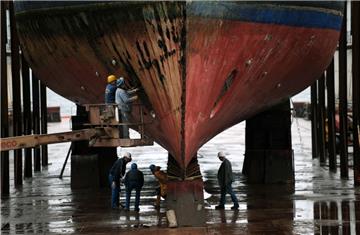 Dauerpatient "Gorch Fock": Das Segelschulschiff der Marine liegt seit Jahren in Werften . Auf dem Foto im Reparaturdock der Lindenau Werft in Kiel. 