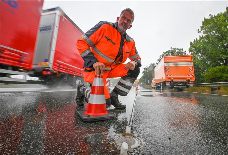 Dauerregen bremst Bauarbeiter aus Dauerregen bremst die Arbeiten an den Markierungsleuchtknöpfen auf der Grimsbystraße aus. Christian Kluge von der Firma Siemens zeigt ein noch unfertiges Element am Boden. Foto Scheschonka
