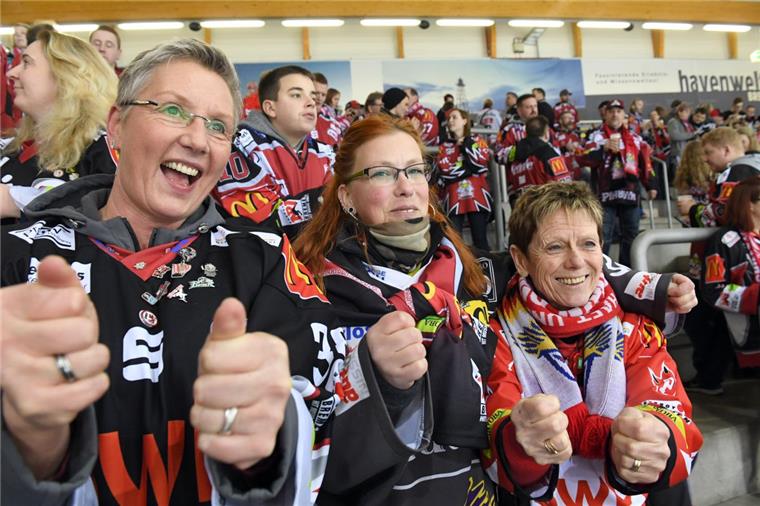 Pinguins: Zuversichtlich in die Pause Daumen drücken für die Playoffs: Auf ihre Fans können die Pinguins sich verlassen.