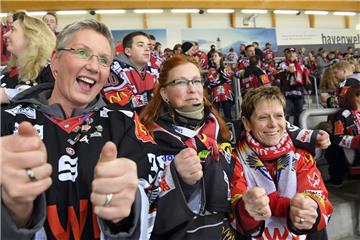Daumen drücken für die Playoffs: Auf ihre Fans können die Pinguins sich verlassen. 