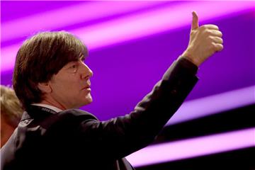 Daumen hoch: Joachim Löw, Nationaltrainer von Deutschland, gibt sich trotz der schweren EM-Prüfung optimistisch: Schon in der Vorrunde bekommt es die deutsche Fußball-Nationalmannschaft mit Weltmeister Frankreich und Europameister Portugal zu tun. 
