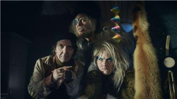 David Bennent (l) als Rumpelstilzchen, Moritz Führmann als Riese und Anna Schudt als Hexe in einer Szene des Films „Spuk unterm Riesenrad“.