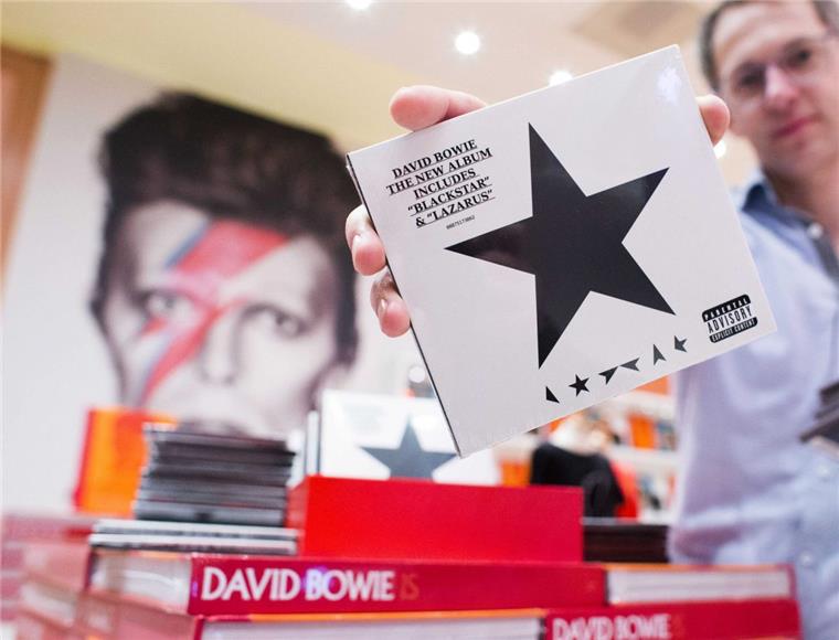 David Bowie in den USA erstmals auf Platz 1 David Bowies letztes Album "Blackstar" hat es in den USA auf den ersten Platz der Albumcharts geschafft. Dieser Erfolg war dem Musiker zu Lebzeiten Lebzeiten verwehrt geblieben.