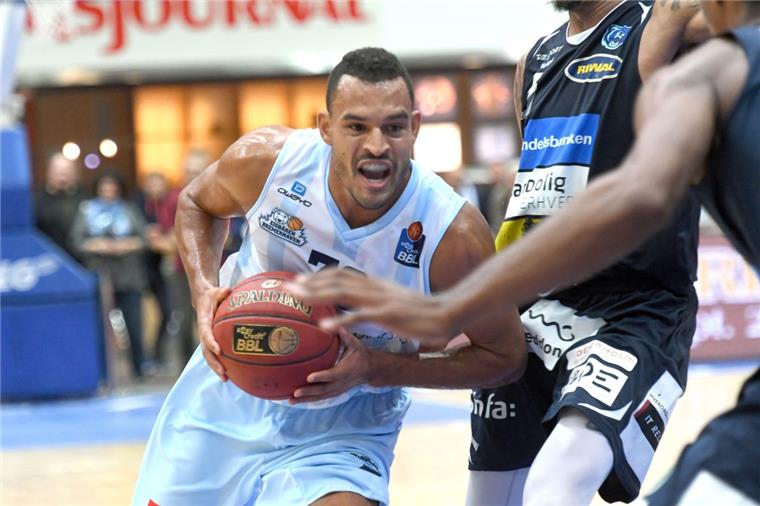 Ex-Eisbär Brembly spielt am Freitag in Bremerhaven David Brembly (links) tankt sich zum gegnerischen Korb durch. Solche Szenen könnte es am Freitag in der Stadthalle wieder geben. Brembly trägt allerdings inzwischen das Trikot des Mitteldeutschen BC.