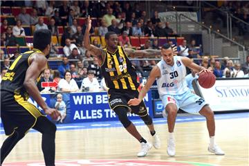 David Brembly (rechts) erhielt in Würzburg eine Chance in der Startformation. Die konnte der Eisbären-Profi auch nutzen. Foto Scheer