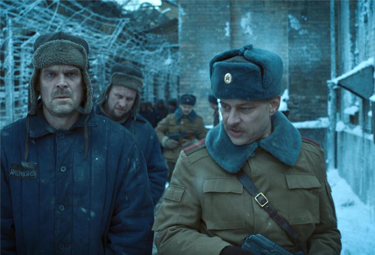 Netflix-Expertin: nord24-Praktikantin Fabienne findet nicht nur „Haus des Geldes“ top David Harbour (links) als Jim Hopper und Tom Wlaschiha als Dmitri in „Stranger Things“: