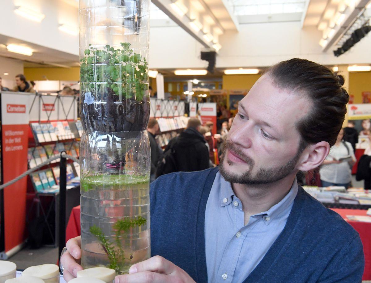 David Harder gehört zu den Ausstellern und zeigt, wie Schüler in PET-Flaschen kleine Ökosysteme anlegen und damit experimentieren können.