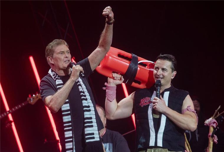 David Haselhoff (l) und Andreas Gabalier sangen gemeinsam den Kracher „Looking For Freedom“.