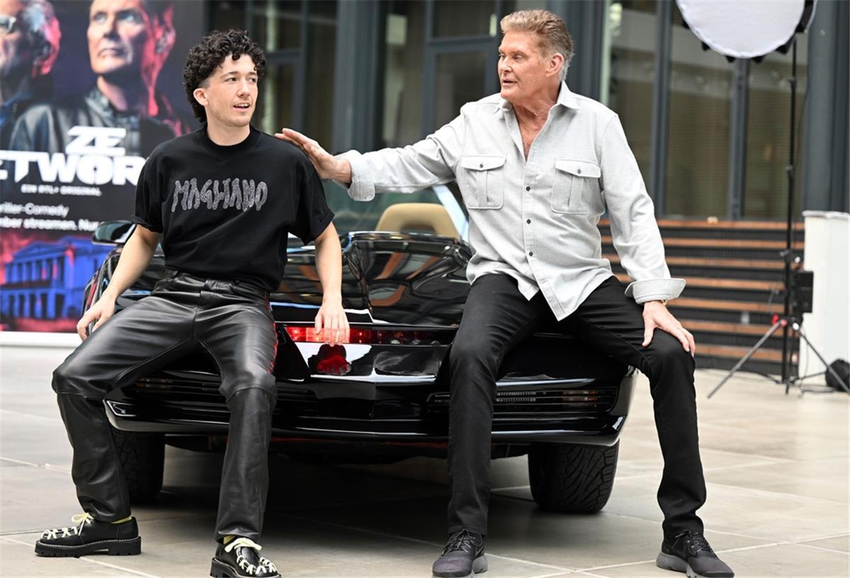 David Hasselhoff (r), Schauspieler und Maximilian Mundt (l) posieren vor der Kamera. 