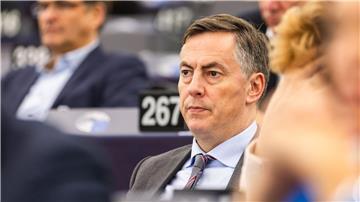 David McAllister (CDU) sitzt im Gebäude des Europäischen Parlaments.