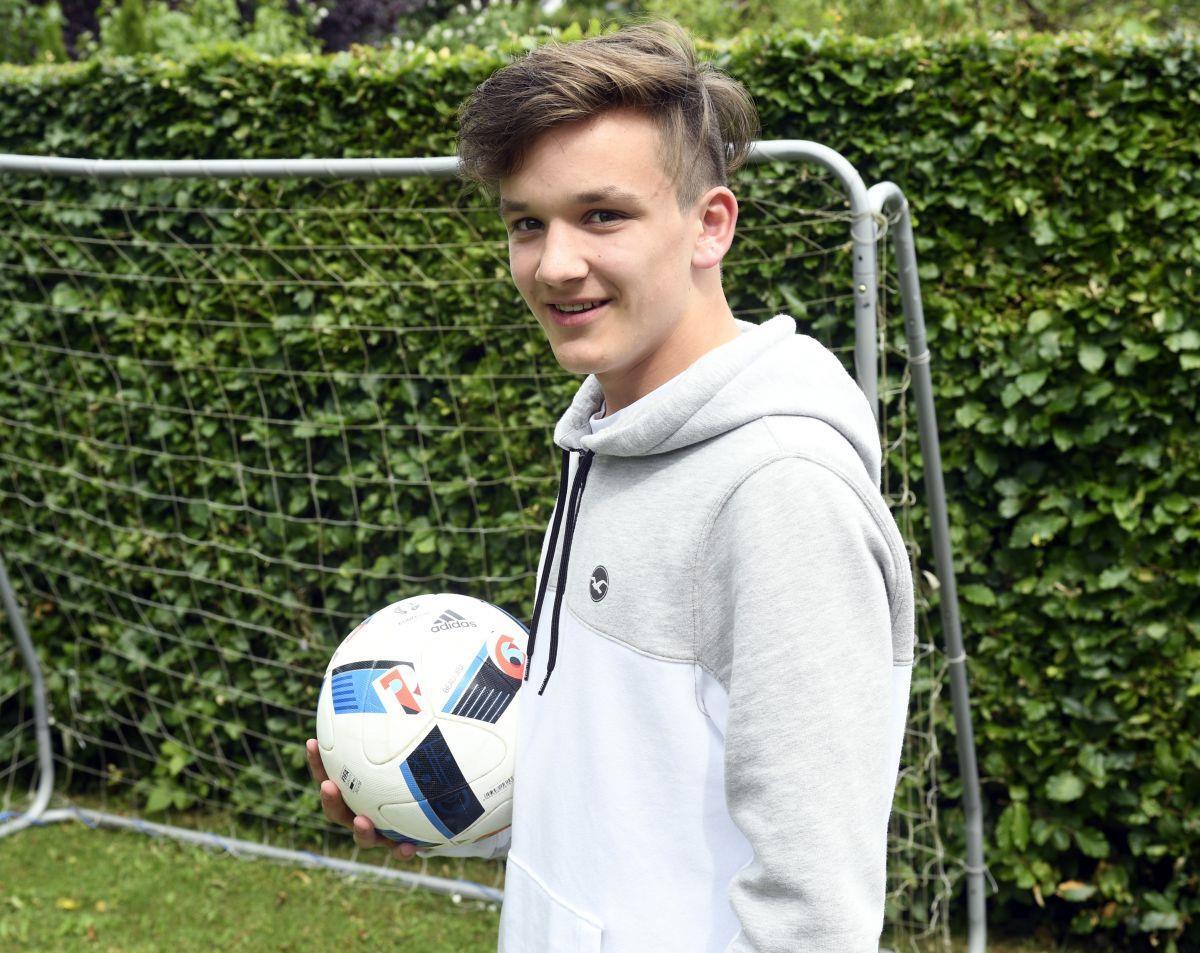 David Miller freut sich auf die Herausforderung. Das Fußball-Talent aus Beverstedt wechselt zu Hannover 96. Foto Scheer 
