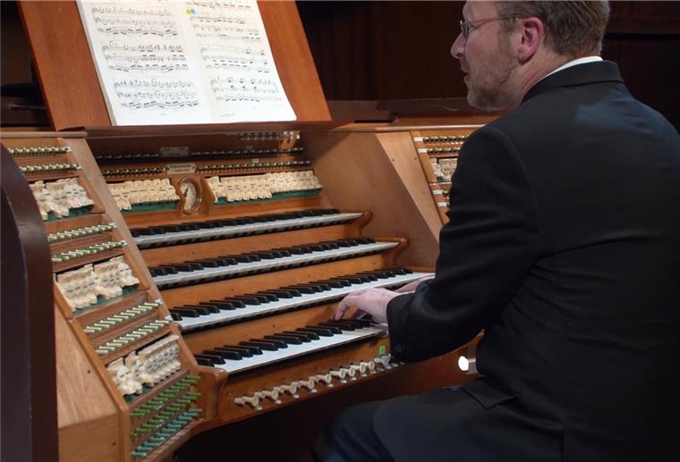 Bremerhavener produziert Orgel-CD David Schollmeyer, Kantor der Großen Kirche Bremerhaven, wirkt als einer von vier Organisten an der ersten CD mit, die an der 92 Jahre alten Sauer-Orgel im Bremer Konzerthaus "Die Glocke" eingespielt wurde.