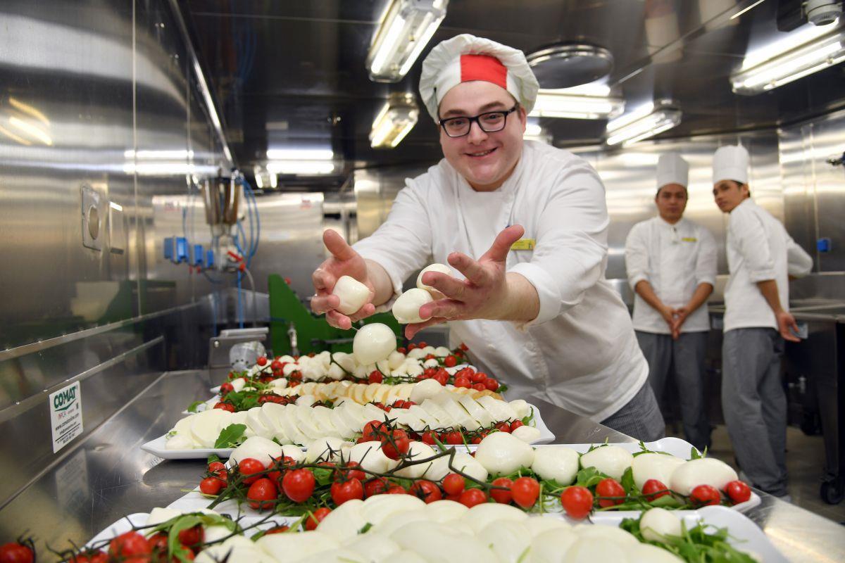 Davide Nasini mit seinem selbst gefertigten Mozzarella.