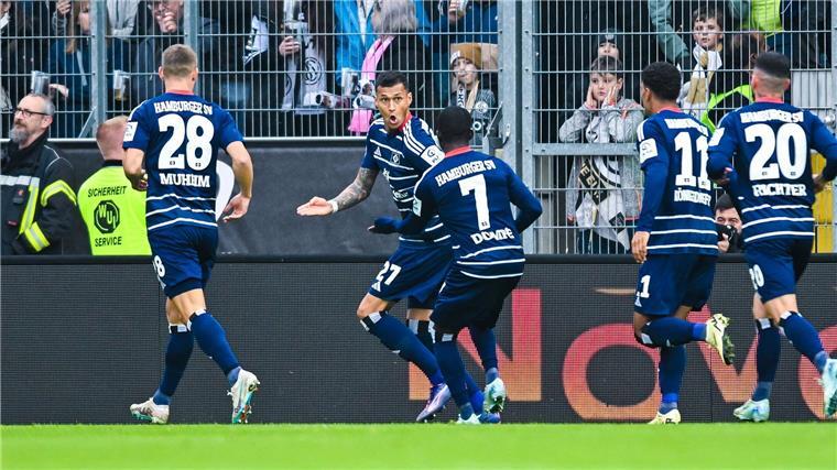Vier Gegentreffer und Doppel-Platzverweis: HSV unterliegt Elversberg Davie Selke (2.v.l.) hatte den HSV früh in Führung gebracht.
