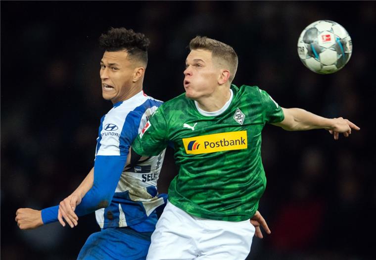 Gladbach und Hertha trennen sich torlos Davie Selke (links) von Hertha im Kopfballduell gegen Matthias Ginter von Mönchengladbach.