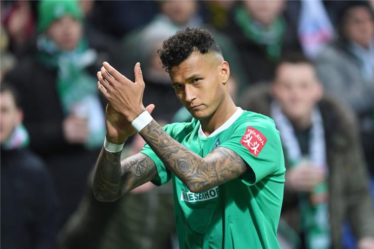 Werder Bremen: Selke droht Ausfall Davie Selke schießt gegen Dortmund ein Tor, muss dann aber zur zweiten Halbzeit verletzt vom Platz.