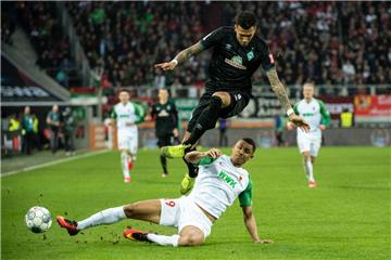 Davie Selke von Werder Bremen wird vom Augsburger Felix Uduokhai abgegrätscht. Gegen Hertha BSC wird Selke nicht spielen können.