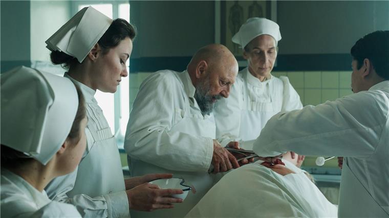 „Davos 1917“ verliert Zuschauer - „Die Bergretter“ vorn „Davos 1917“: Die Krankenschwester Johanna Gabathuler (Dominique Devenport, 2.v.l) assistiert Professor Tschudi (Pierre Siegenthaler, M) bei einer OP.