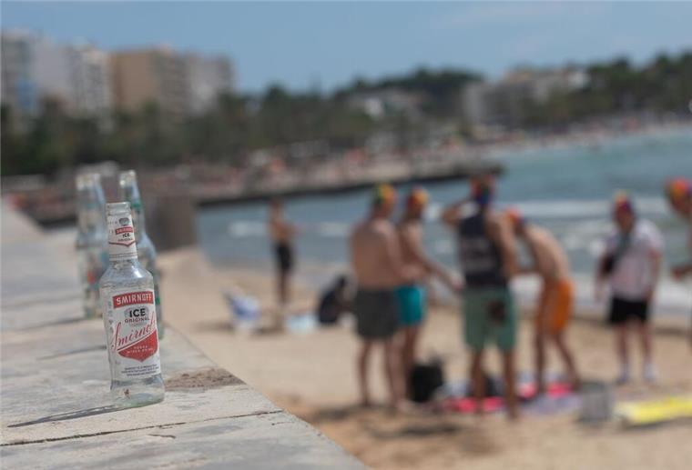 Sexismus und Exzesse: Welche Ballermann-Klischees stimmen? „Daydrinking“ gilt am Ballermann als Volkssport.