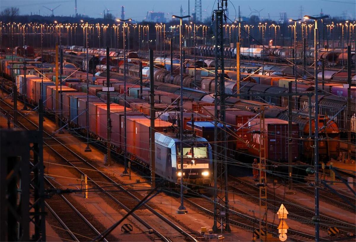 Zahlreiche Schließungen! So plant DB Cargo mit seinen Werkstätten Güterzüge stehen auf dem Gelände eines Rangierbahnhofs.