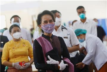 Aung San Suu Kyi (vorne), De-Facto-Regierungschefin von Myanmar, schaut bei der Impfung von Mitarbeitern des Gesundheitswesens in einem Krankenhaus zu. Myanmar hat seine Corona-Impfaktion begonnen, nachdem es 1,5 Millionen Dosen des Corona-Impfstoffs aus Indien erhalten hat.