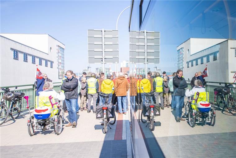 Kennedybrücke in Bremerhaven: Protestler treffen auf Politiker Debatte an Ort und Stelle: Mitglieder der CDU und Mitglieder des Fahrrad-clubs ADFC haben über das Für und Wider einer eigenen Spur für Radfahrer auf der Kennedybrücke diskutiert.