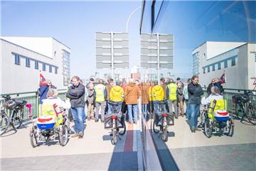 Debatte an Ort und Stelle: Mitglieder der CDU und Mitglieder des Fahrrad-clubs ADFC haben über das Für und Wider einer eigenen Spur für Radfahrer auf der Kennedybrücke diskutiert.