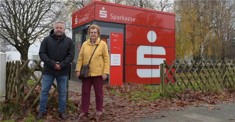 Deutliche Kritik an Schließungsplänen der Wespa Ärgern sich über die Schließungspläne der Wespa: Debstedts Ortsbürgermeister Bernd Krüger (Bürgerfraktion) und Anwohnerin Astrid Picker vor der SB-Filiale.