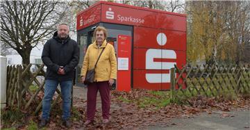 Ärgern sich über die Schließungspläne der Wespa: Debstedts Ortsbürgermeister Bernd Krüger (Bürgerfraktion) und Anwohnerin Astrid Picker vor der SB-Filiale. 