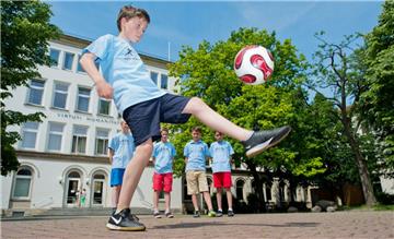 Decathlon Bremerhaven belohnt sportliche Schüler bei seiner Zeugnisaktion mit Einkaufsgutscheinen im Wert von 5 bzw. 10 Euro. 