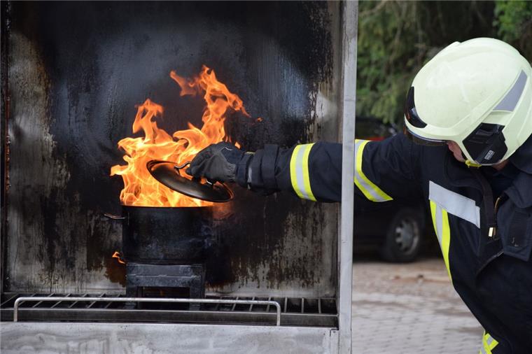 Selsingen: Gewerbeschau mit feuriger Brandschutz-Show Deckel drauf: Eine Vorführung am Brandschutzmobil zeigte in Selsingen, was beim Bekämpfen von Feuer zu beachten ist.