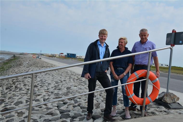 Stolz auf neue Strandpromenade in Sehestedt Deckwerk und Promenade im Strandbad Sehestedt sind rundum erneuert worden.