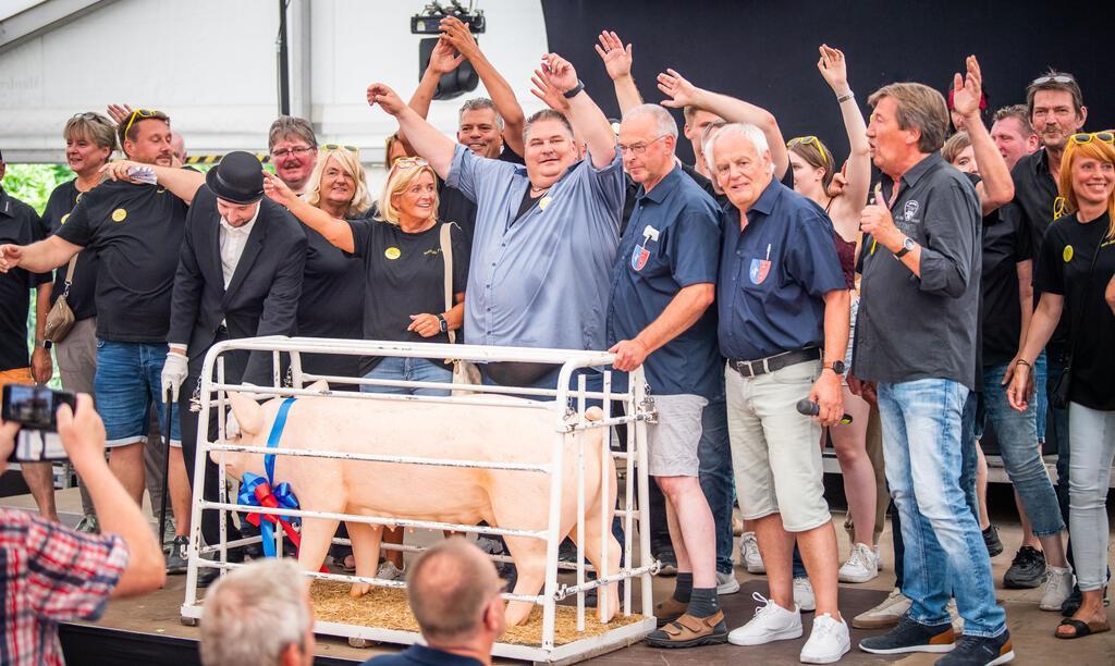 Jonny Voigt ersteigert beim Dedesdorfer Markt 2025 die Sau Jolante