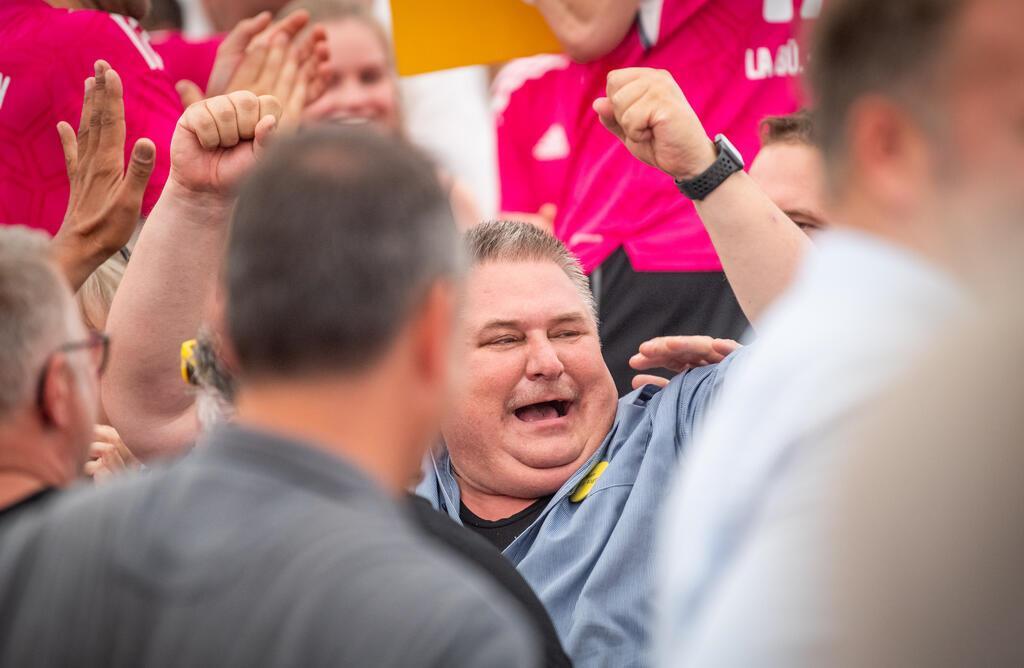 Jonny Voigt freut sich über die Ersteigerung der Sau Jolante beim Dedesdorfer Markt.