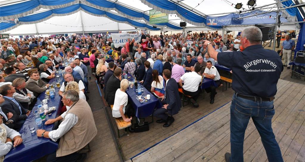 Dedesdorfer Markt mit Schweinemarkt und Wahl zur Marktkönigin.