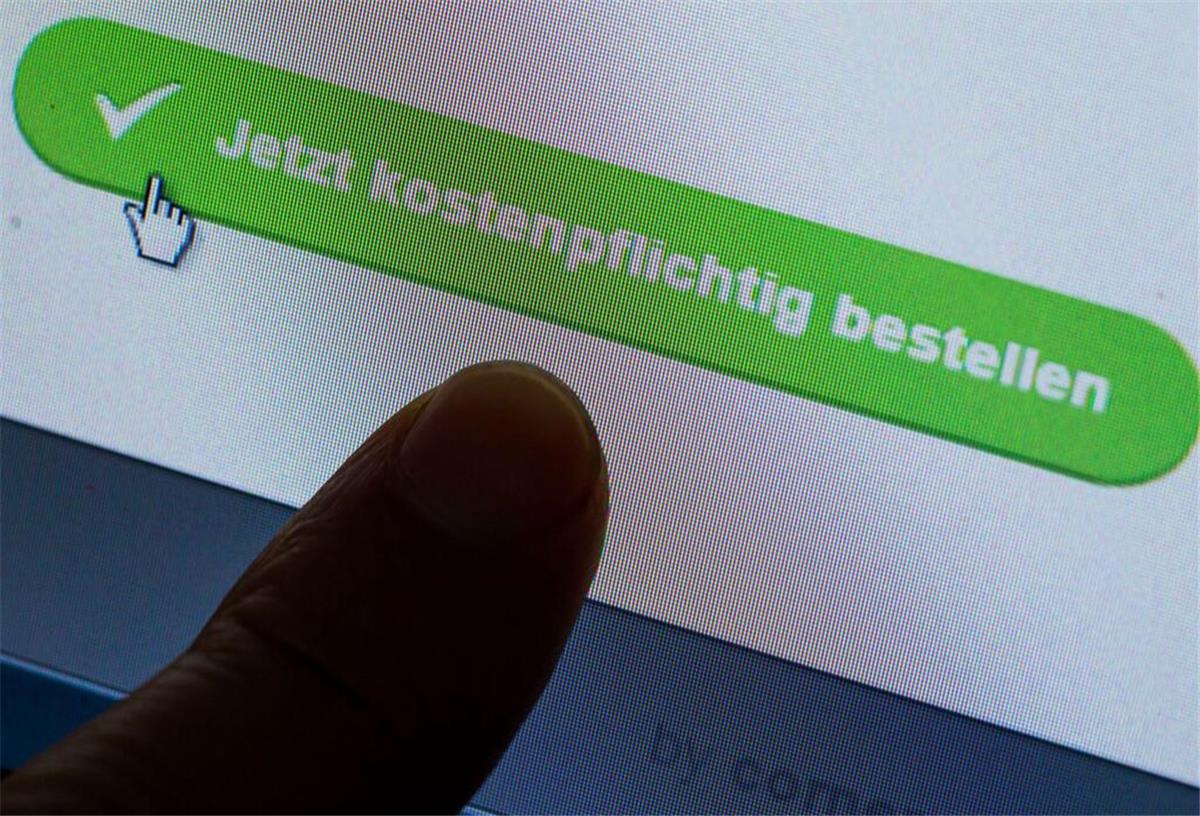 Beliebter Online-Shop ist insolvent: Kunden droht Geldverlust Der Button zur Bestätigung eines Einkaufs in einem Online-Shop im Internet auf einem Computermonitor.