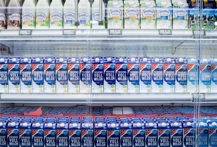 Milch und Käse könnten noch teurer werden Milch im Kühlregal in einer Edeka-Filiale.